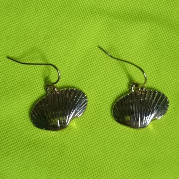 Goldtone wire Shell dangle earrings - Picture 1 of 4